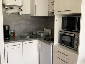 Refrigerador, microondas, horno, placa de cocina
