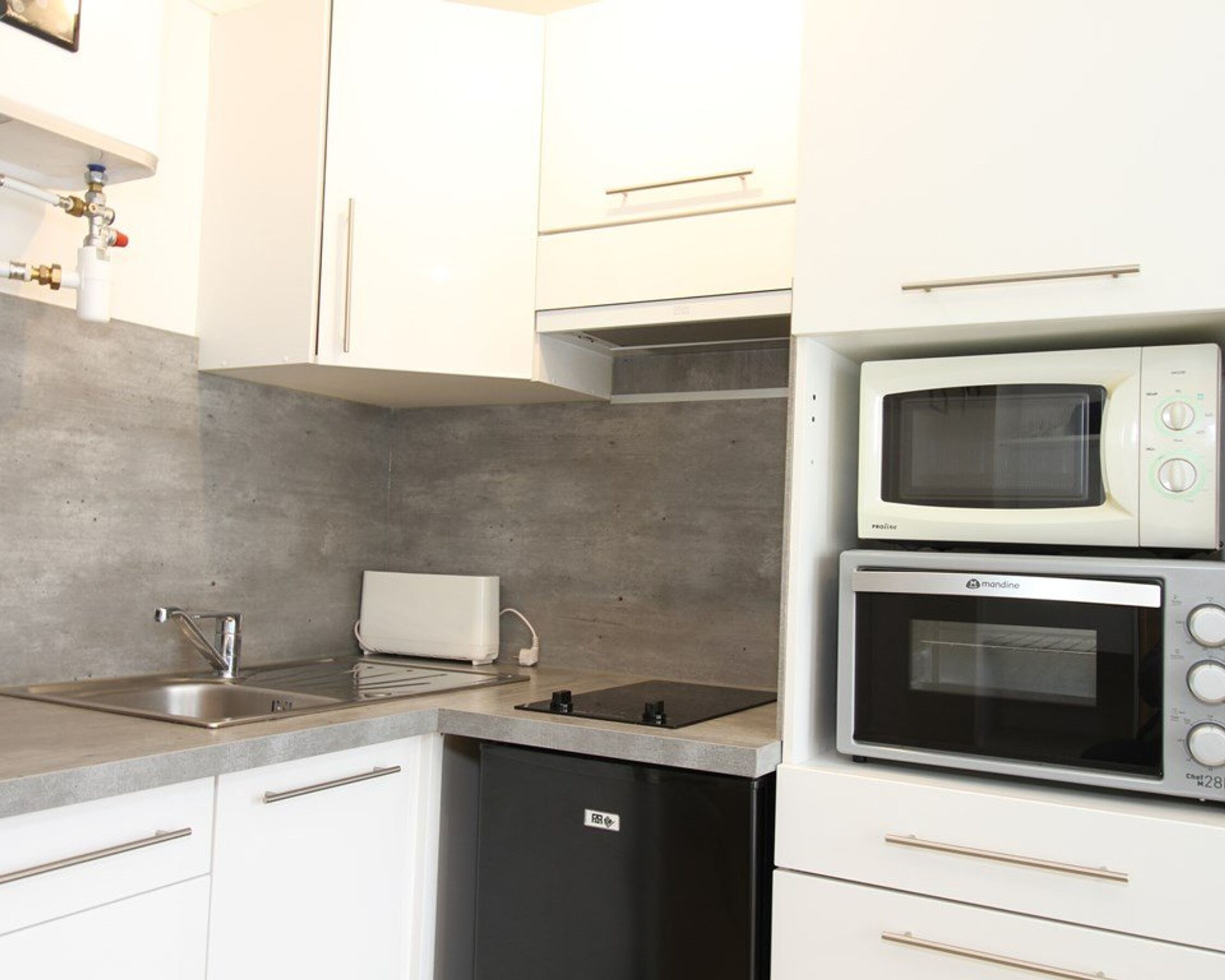 Réfrigérateur, micro-ondes, four, plaque de cuisson