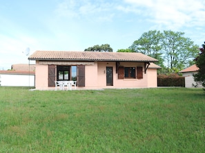 Exterior - Charming House in Quiet Area Near Lake, Amenities Included (Sanguinet)