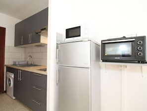Kühlschrank, Mikrowelle, Ofen, Herdplatte