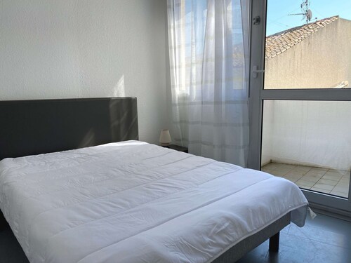 Renovated T2 Apartment with 2 Balconies, AC, and Modern Amenities in Balaruc-les-Bains Center