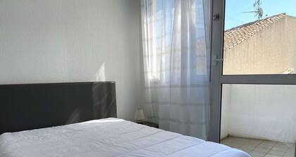 Renovated T2 Apartment with 2 Balconies, AC, and Modern Amenities in Balaruc-les-Bains Center