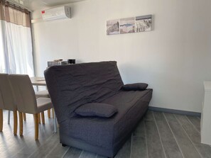 TV - Renovated T2 Apartment with 2 Balconies, AC, and Modern Amenities in Balaruc-les-Bains Center (Balaruc-les-Bains)