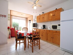 Fridge, microwave, oven, stovetop - 1BR with garden, equipped kitchen, private parking (Balaruc-les-Bains)