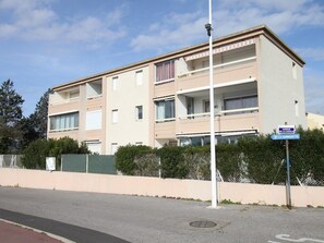 Exterior - 1BR with garden, equipped kitchen, private parking (Balaruc-les-Bains)