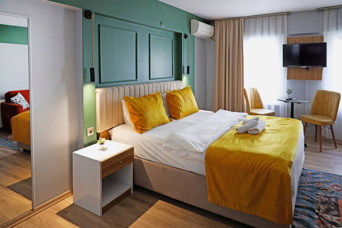 1 bedroom, Egyptian cotton sheets, premium bedding, Select Comfort beds