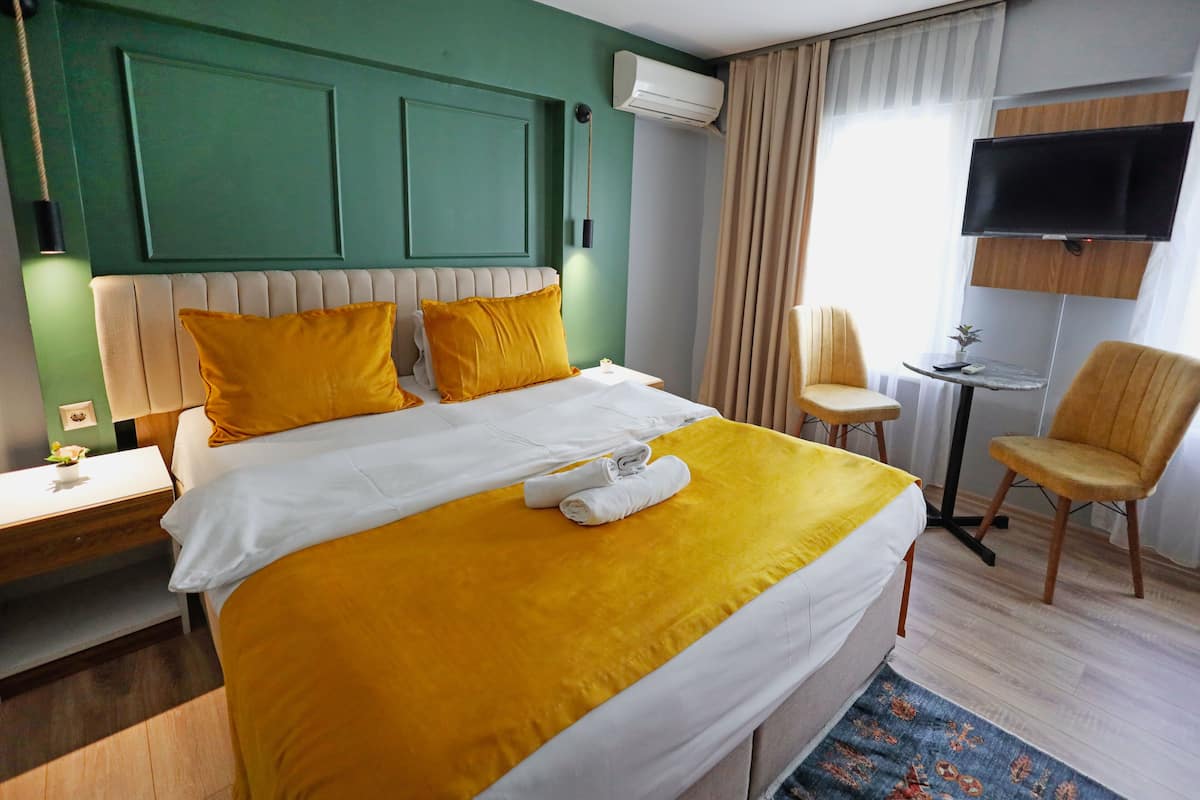 1 bedroom, Egyptian cotton sheets, premium bedding, Select Comfort beds