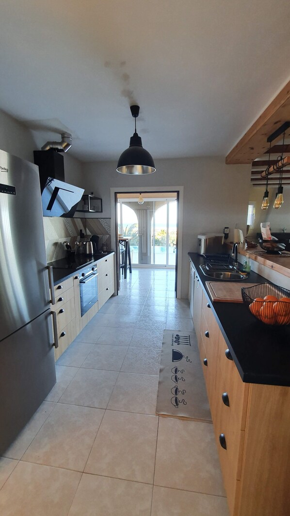 Lave-vaisselle, batterie de cuisine, vaisselle et ustensiles