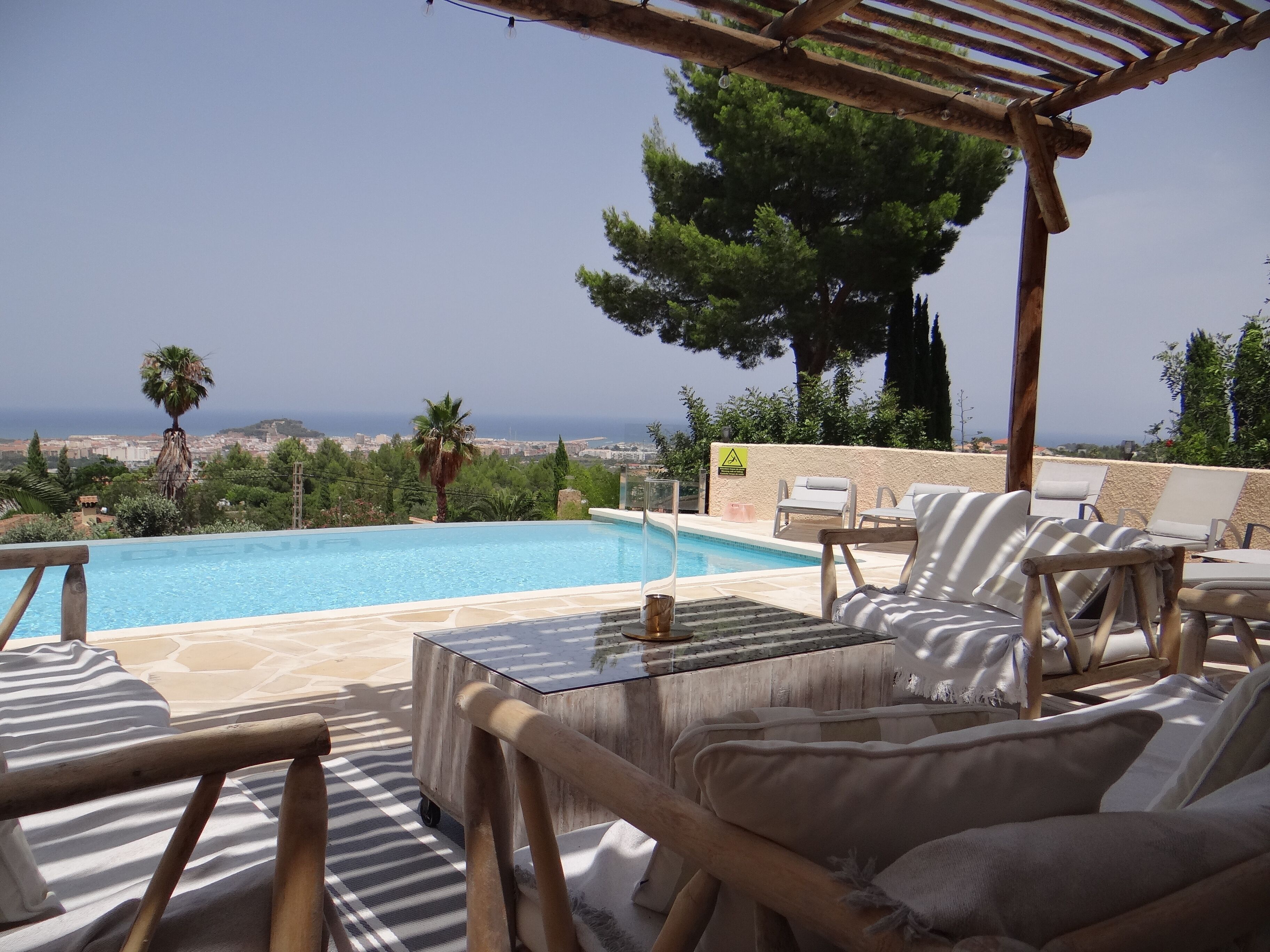 Piscina a l'aire lliure i piscina climatitzada 