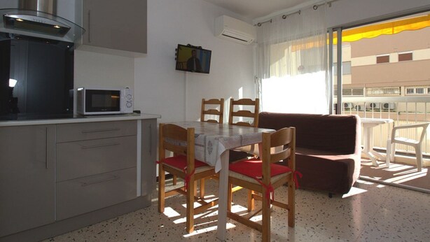 Dining - Cozy T1 in Balaruc-les-Bains with Balcony, A/C, and Modern Amenities (Balaruc-les-Bains)