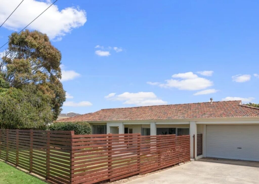 Sea-Renity.   Clean, light airy accomodation. Close to centre of Victor Harbor.