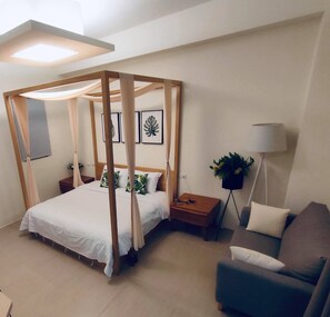 Deluxe-herbergi með tvíbreiðu rúmi - 1 stórt tvíbreitt rúm - reyklaust - útsýni yfir ferðamannasvæði | Rúmföt af bestu gerð, rúm með „pillowtop“-dýnum