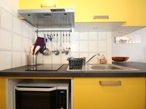 Kühlschrank, Mikrowelle, Ofen, Herdplatte