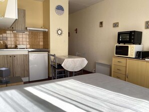 Fridge, microwave, oven, stovetop - Cozy Studio Near Thermal Baths, Amenities, and Free WiFi (Balaruc-les-Bains)