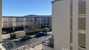 Un immeuble à plusieurs étages avec un espace de stationnement à l’avant.
