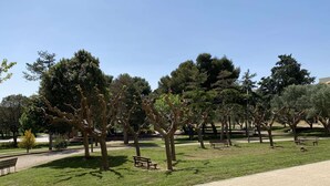 A park with benches and trees. - Bright studio with air conditioning and wifi in Balaruc-les-Bains (Balaruc-les-Bains)