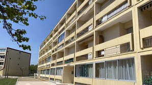 A multi-story residential building with balconies, large windows, and a flat facade. - Bright studio with air conditioning and wifi in Balaruc-les-Bains (Balaruc-les-Bains)
