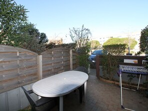 Outdoor dining - Cozy Studio with Garden, Near Thermes, WiFi, AC (Balaruc-les-Bains)