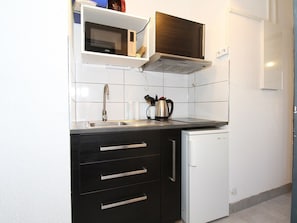 Fridge, microwave, stovetop, coffee/tea maker - Cozy Studio with Garden, Near Thermes, WiFi, AC (Balaruc-les-Bains)