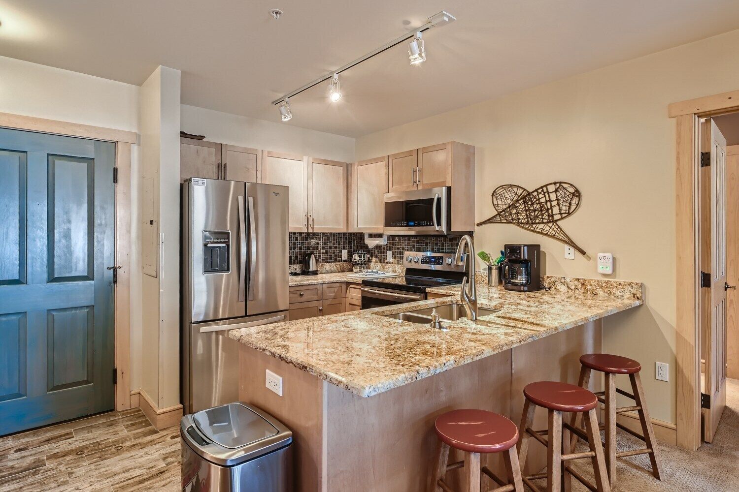 Updated 2 Bedroom Walking Distance to the SuperBee Lift!!