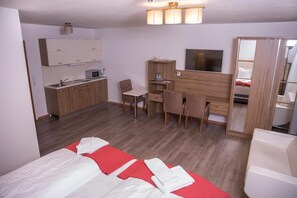 Desk, laptop workspace, free WiFi, bed sheets - Hotel Hausen Obertshausen Frankfurt (Obertshausen)