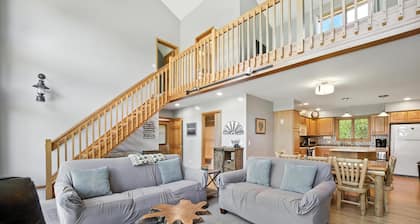 Larks Lake Lodge:Where Lake Life Meets Lawn Games & Lazy Days