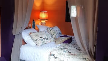 Chambre 05 Marius La Roulotte | Premium bedding, individually decorated, free WiFi, bed sheets