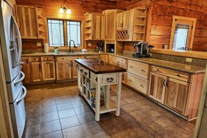 Fridge, microwave, oven, dishwasher - Experience luxury in this 6-bedroom cabin in Sugar Grove, NC, ideal for 12! (Sugar Grove)