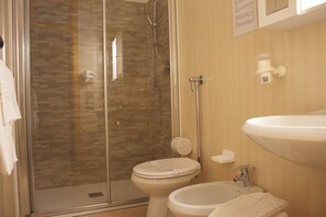 Bathroom - Hotel Cima Tosa (San Lorenzo Dorsino)