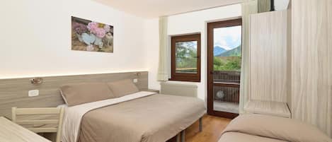 Habitación triple clásica | Ropa de cama hipoalergénica, wifi gratis y ropa de cama