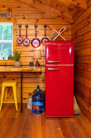 Refrigerador, cafetera y tetera, tostadora y horno tostador
