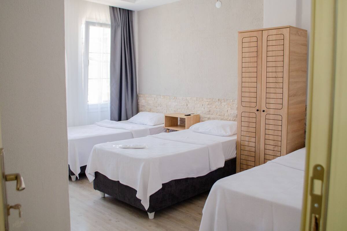 Classic-Dreibettzimmer | Hochwertige Bettwaren, Verdunkelungsvorhänge, schallisolierte Zimmer