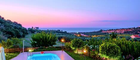 حمّام سباحة خارجي