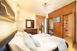 6 Schlafzimmer, Zimmersafe, BĂŒgeleisen/BĂŒgelbrett, Reisekinderbett