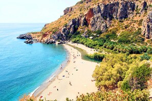 Beach nearby, sun loungers, beach towels