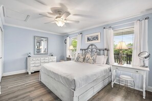 5 bedrooms, iron/ironing board, travel crib, WiFi - Crystal Beach*GolfCart*BeachSvc*BchGear*Dogs OK! (Destin)