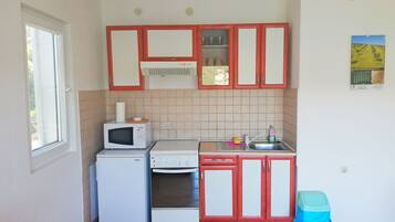 Refrigerador, microondas y utensilios de cocina