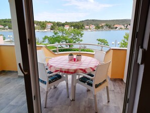 Outdoor dining - Apartments Marijan, (16162), Veli Rat, hr (Veli Rat)