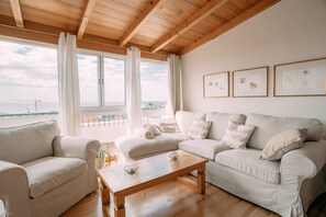 TV connectée, livres, chaîne hi-fi