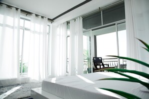 1 bedroom, desk - La residencia Luxury apartment , Mwanza, Tanzania (Mwanza)