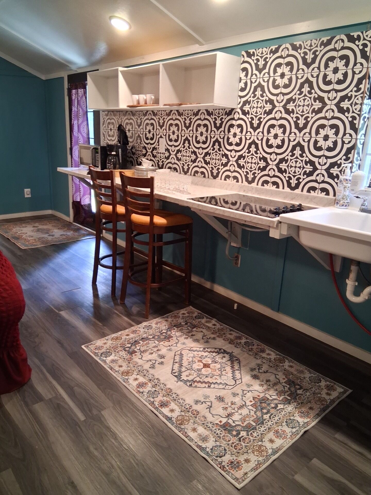 Refrigerador con congelador, microondas y parrilla de estufa 