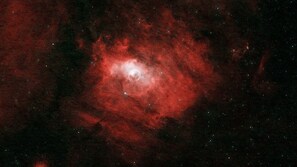 Une nébuleuse dotée d’une région centrale lumineuse et entourée d’un espace sombre.