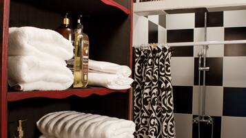 淋浴设施、毛巾、肥皂、洗发水