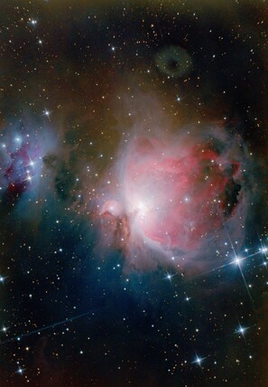 Une nébuleuse dotée d’une région centrale lumineuse et entourée d’étoiles.