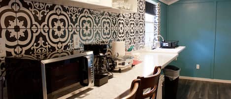 Frigorífico grande, microondas, placa de cocina y cafetera o tetera