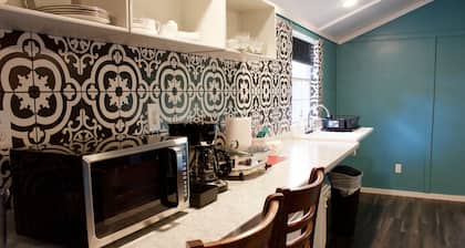 KING BED, SCREENED IN PORCH, KITCHEN, SHOWER, WIFI, ROKU, NEAR RATCLIFF LAKE