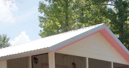 KING BED, SCREENED IN PORCH, KITCHEN, SHOWER, WIFI, ROKU, NEAR RATCLIFF LAKE