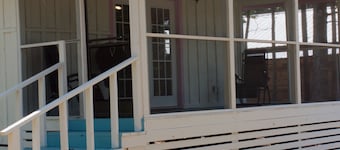 KING BED, SCREENED IN PORCH, KITCHEN, SHOWER, WIFI, ROKU, NEAR RATCLIFF LAKE