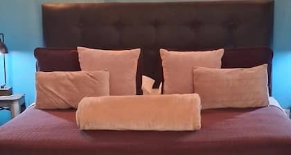 MONTHLY RENTAL, KING BED, HOT TUB, WIFI, KITCHEN, KENNARD TX. 159 HWY 7 #201