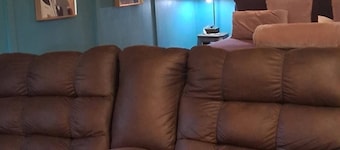 KING BED, HOT TUB, WIFI, KITCHEN, KENNARD TX. 159 HWY 7 #201